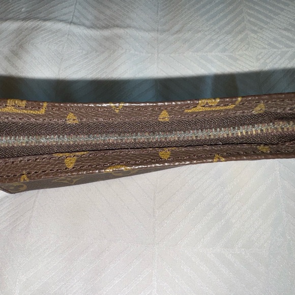 100% Authentic Louis Vuitton Monogram Toiletry Pouch. - Picture 6 of 8